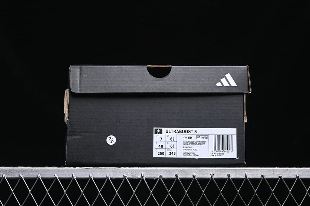 Shoebox label identifying Ultraboost 5 and style code IF1481, with sample size EU 40