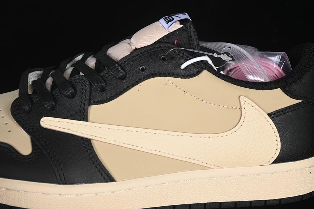 Close-up of the sail side panel, large Swoosh and black eyestay