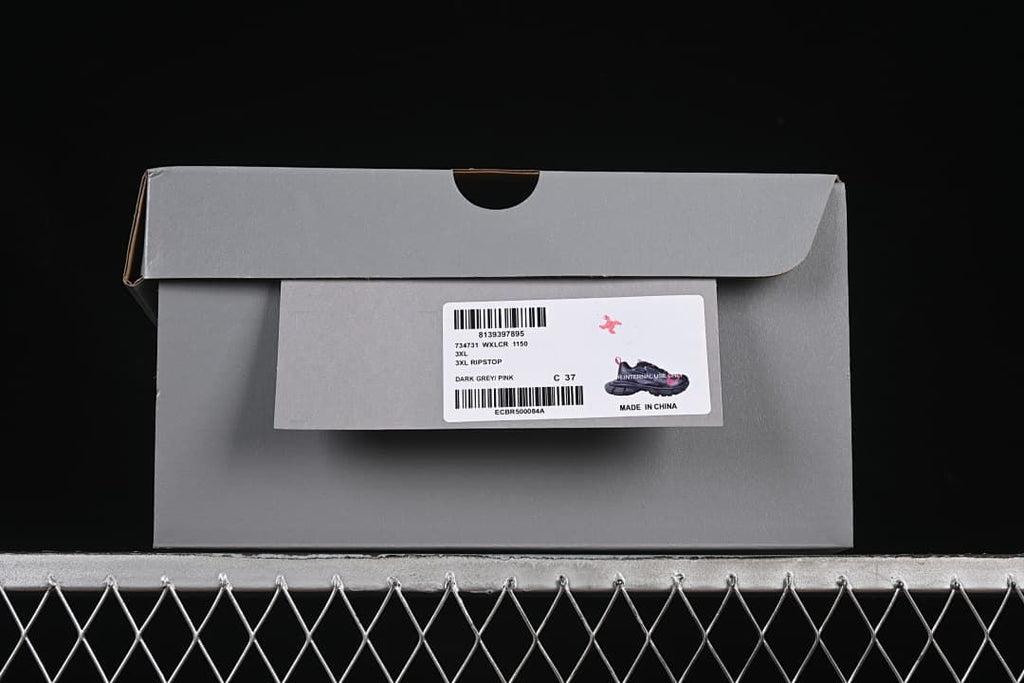 Shoebox label showing the model name, color and sample size.