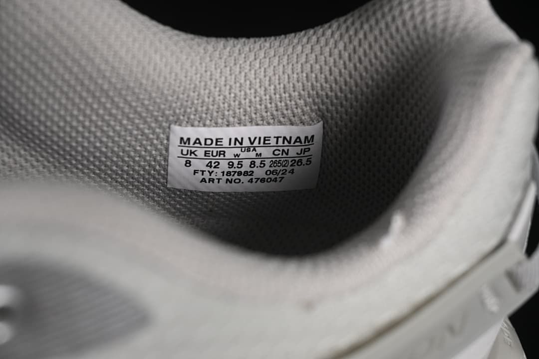 Interior size label showing UK 8, EU 42, US 9.5 women, US 8.5 men and JP 26.5