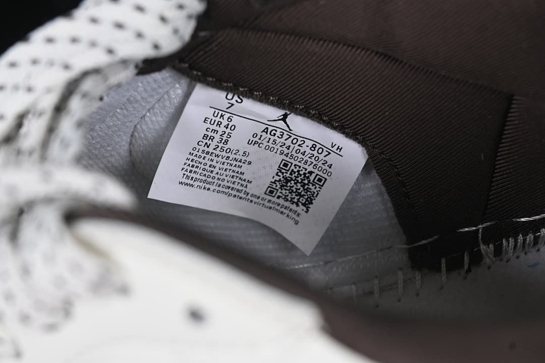 Interior size label showing US 7, UK 6, EU 40, and 25 cm