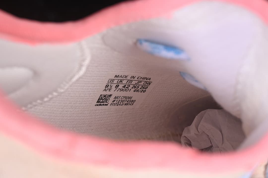 Interior size and product label showing US 8.5 and CP9366.