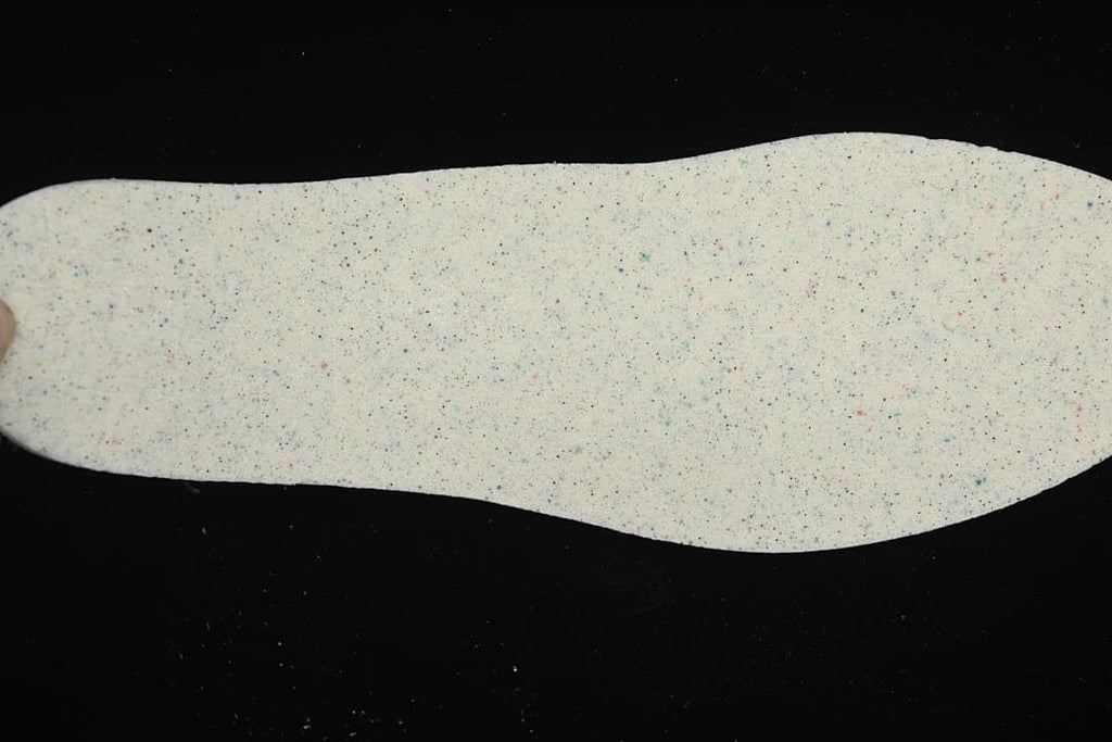 Light-colored shoe insert with multicolor speckled pattern