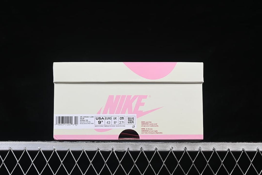 Shoebox label showing the photographed sample size as US 9.5 and EU 43
