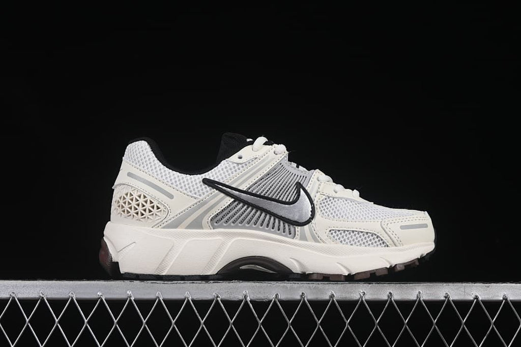 Side profile showing the layered upper and contrasting Swoosh.