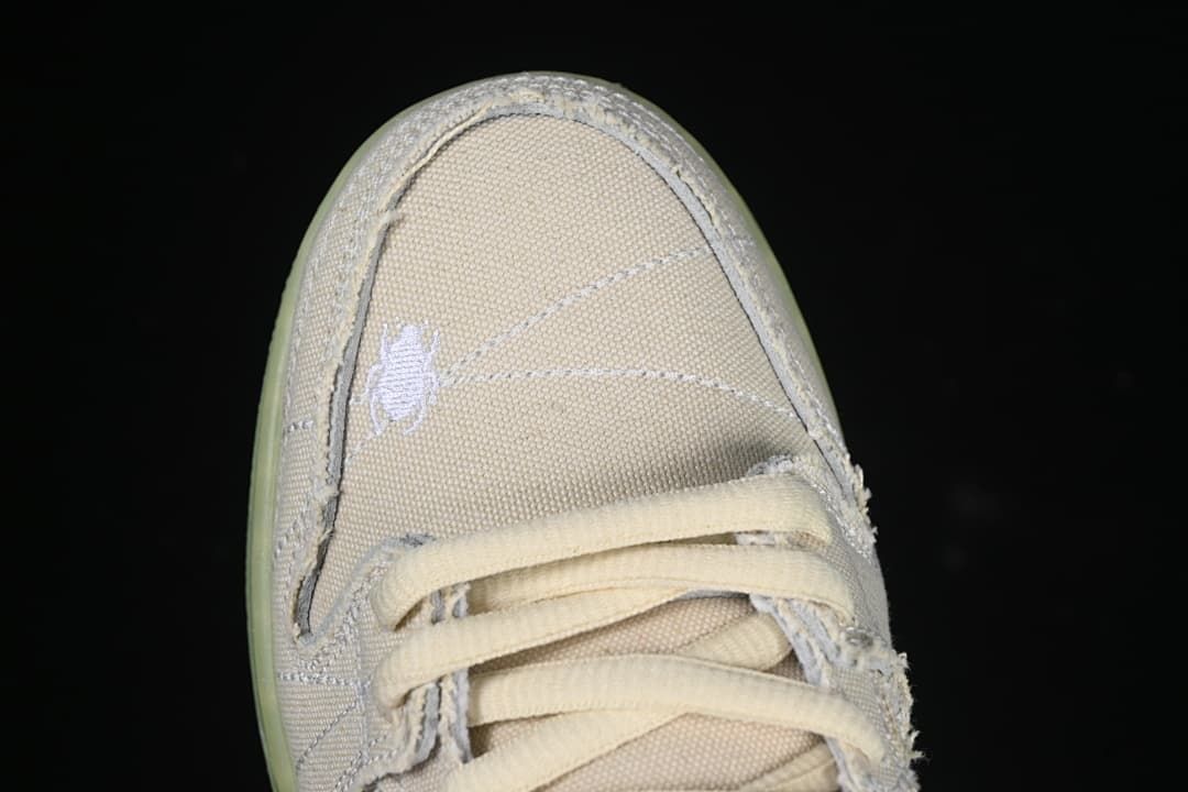 Top view of the toe box and laces