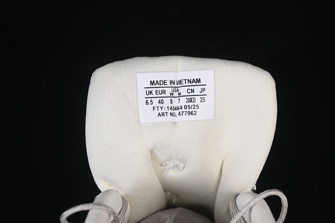 Tongue label showing product and size information