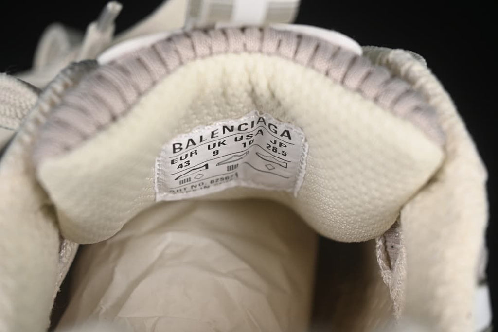 Interior tongue size label showing EU 43, UK 9, USA 10, and 28.5.
