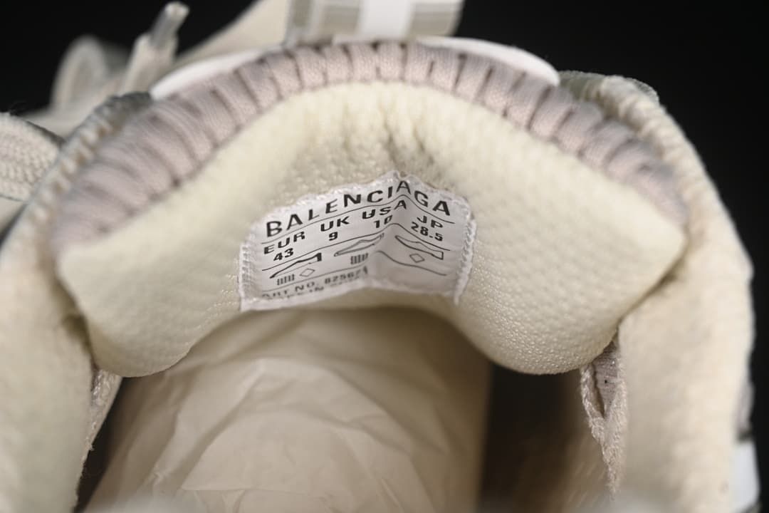 Interior tongue size label showing EU 43, UK 9, USA 10, and 28.5.