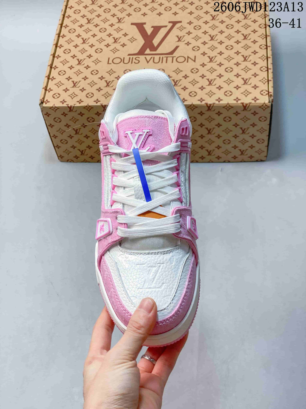 Top view of the pink-and-white sneaker with white laces and logo details; image text shows code 2606JWD123A13 and sizes 36–41.