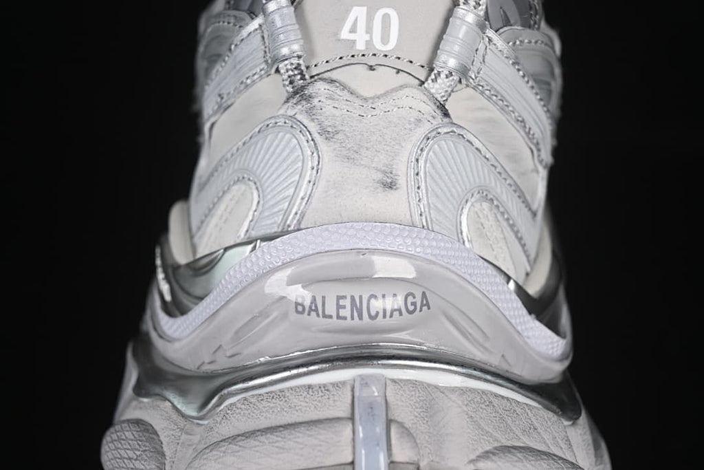 Rear view of the sneaker showing the heel branding and EU size 40.