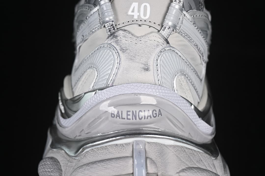 Rear view of the sneaker showing the heel branding and EU size 40.