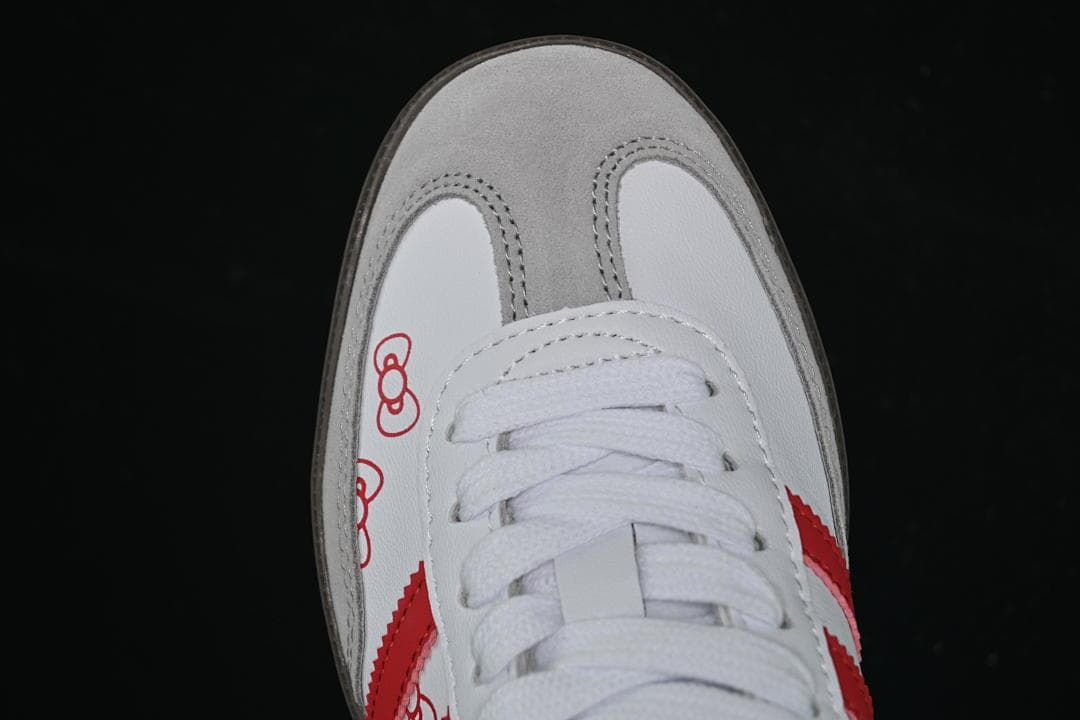 Top view of the gray toe overlay and white laces
