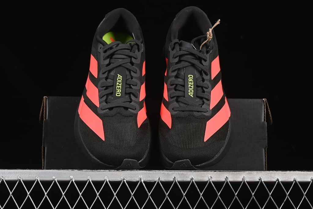 Front view of the pair displayed on the shoe box