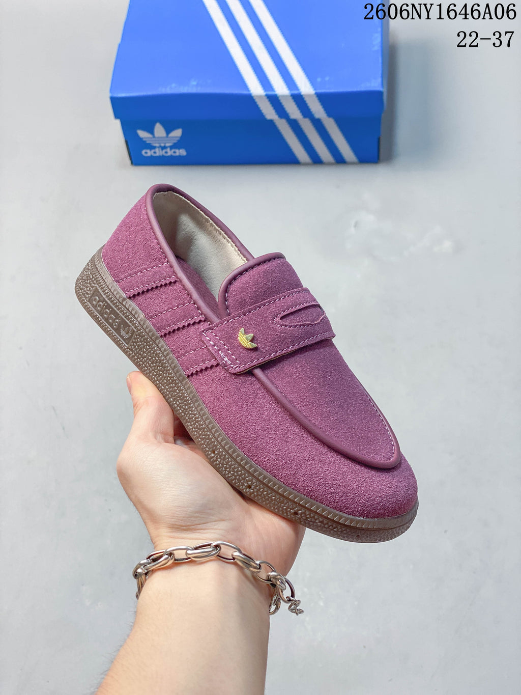 Angled side view of a mauve Handball Spezial sneaker with three stripes