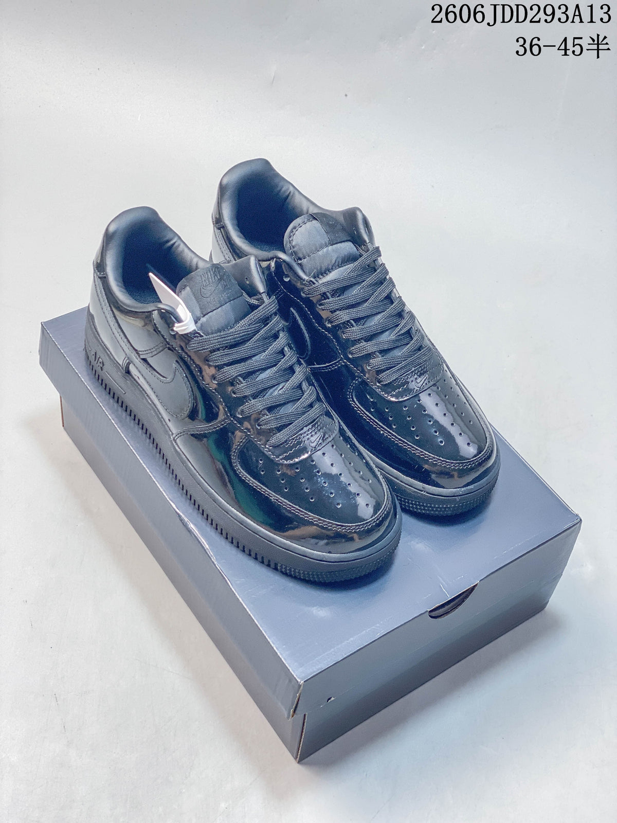 Pair of glossy dark low-top sneakers with perforated toes; image overlay shows size range 36–45.5.