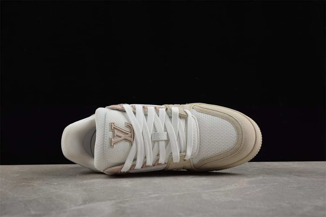 Top-down view highlighting the laces, tongue logo, and contrasting toe panels.