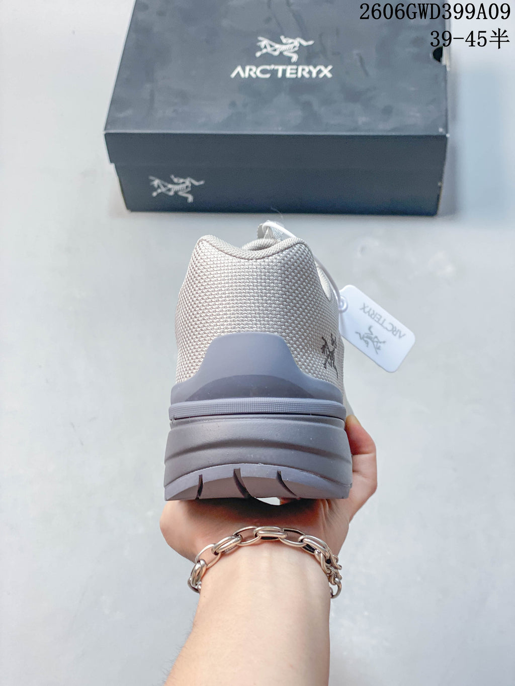 Rear view showing the heel, gray sole and upper; image overlay states sizes 39–45.5.