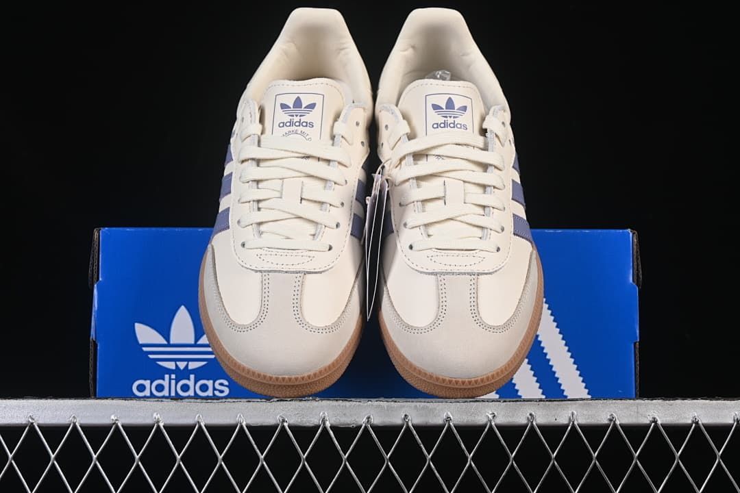 Front view of the pair displayed on the shoe box