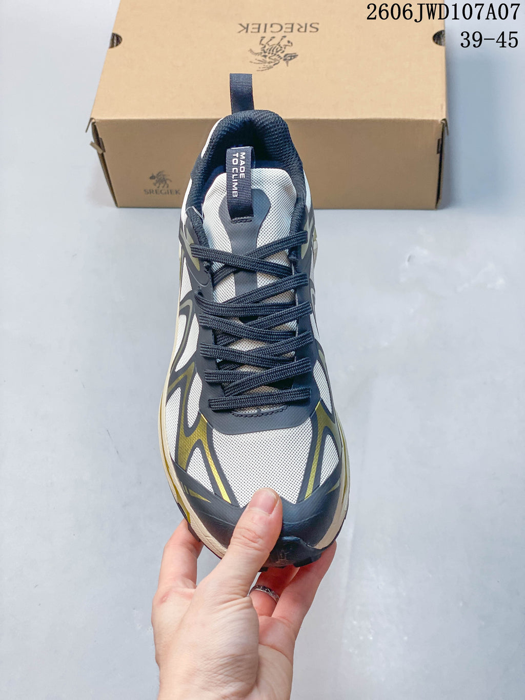Top view of the lace-up hiking shoe showing its mesh-look upper and padded collar; image overlay shows size range 39–45.