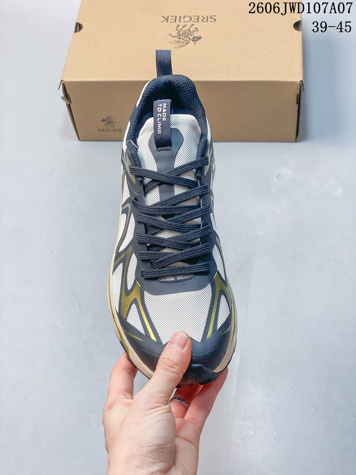 Top view of the lace-up hiking shoe showing its mesh-look upper and padded collar; image overlay shows size range 39–45.