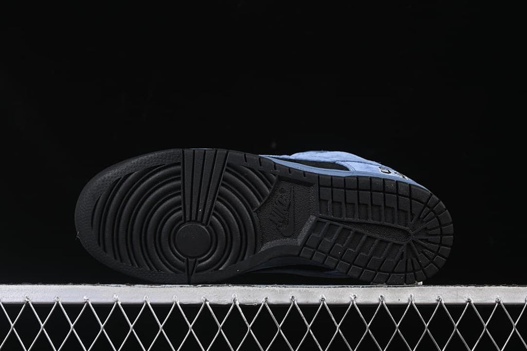View of the black outsole with circular forefoot tread