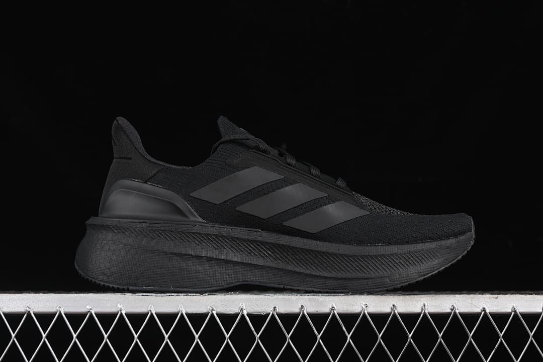 Side profile of the black shoe