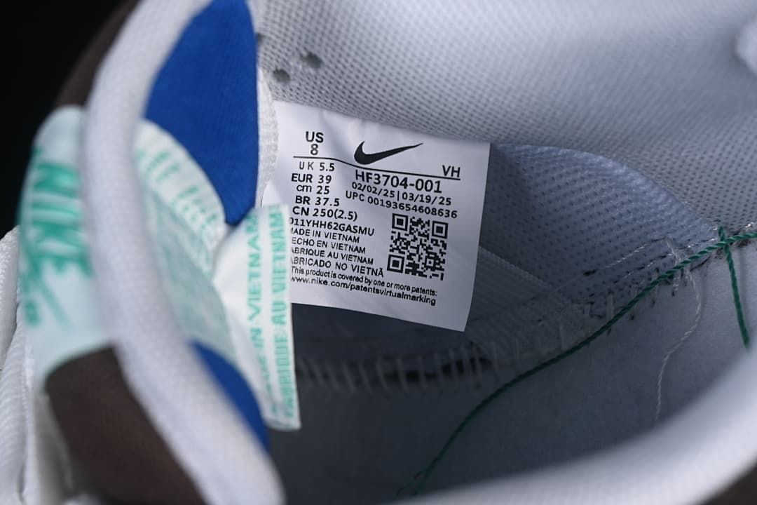 Interior size label showing EU 39 and style code HF3704-001