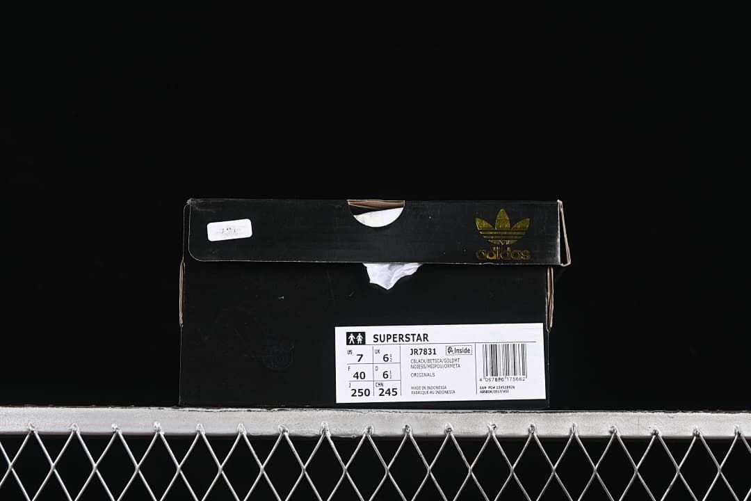 Box label showing style code JR7831 and a single sample size