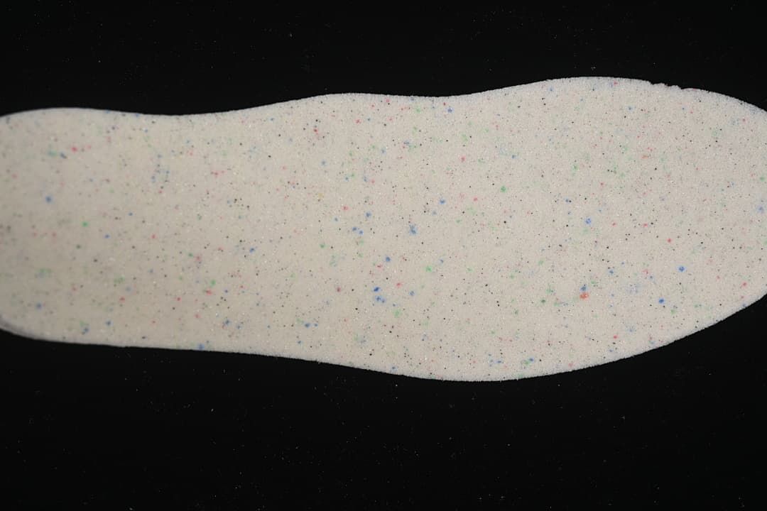 Removable insole showing a multicolor speckled surface