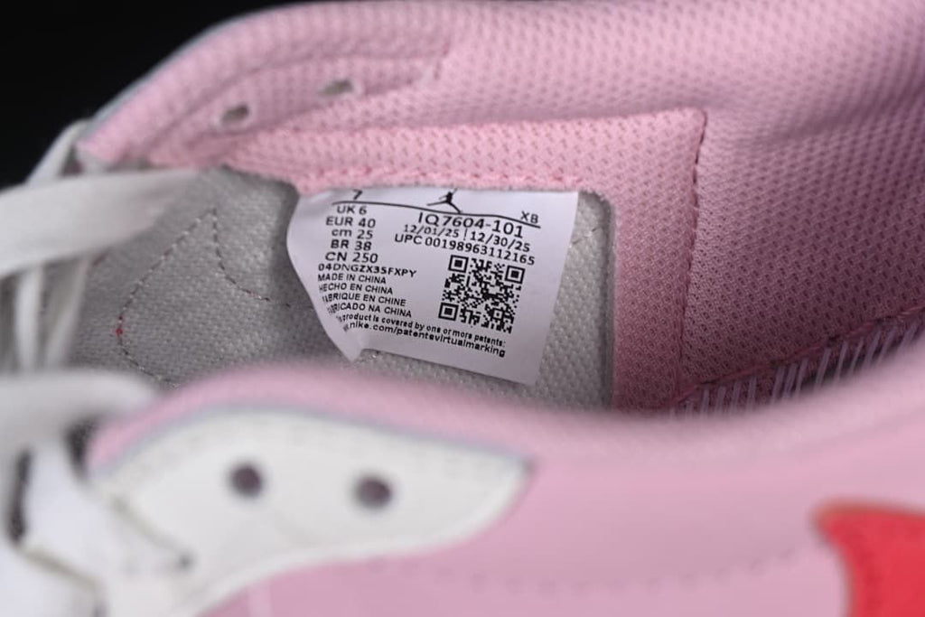 Close-up of the shoe size label inside the collar.
