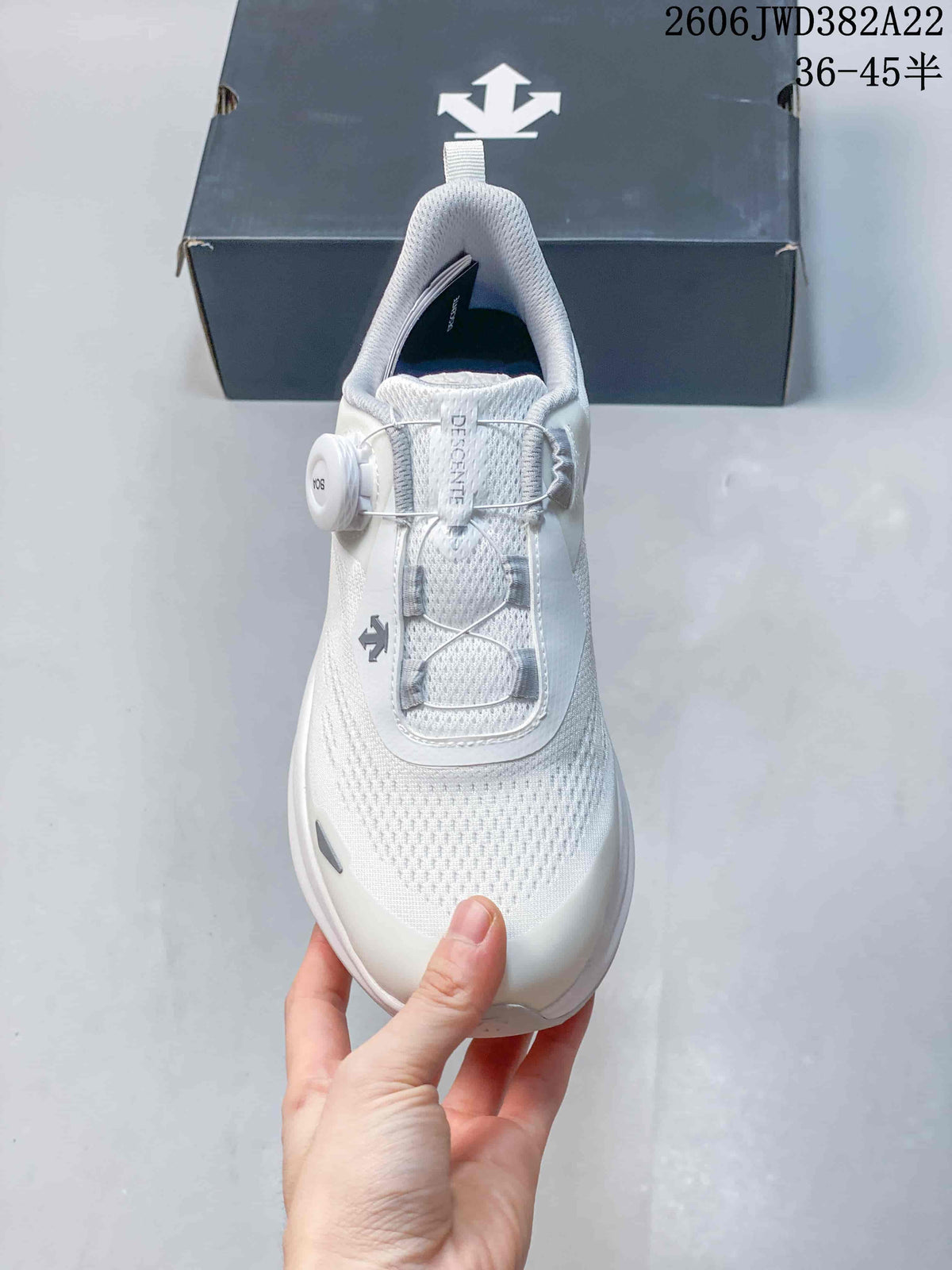 Top view of the white DESCENTE running shoe with a BOA dial closure.