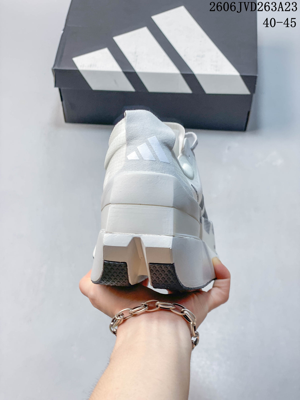 Rear view of a white Adidas shoe showing the heel and outsole; image overlay states sizes 40–45.