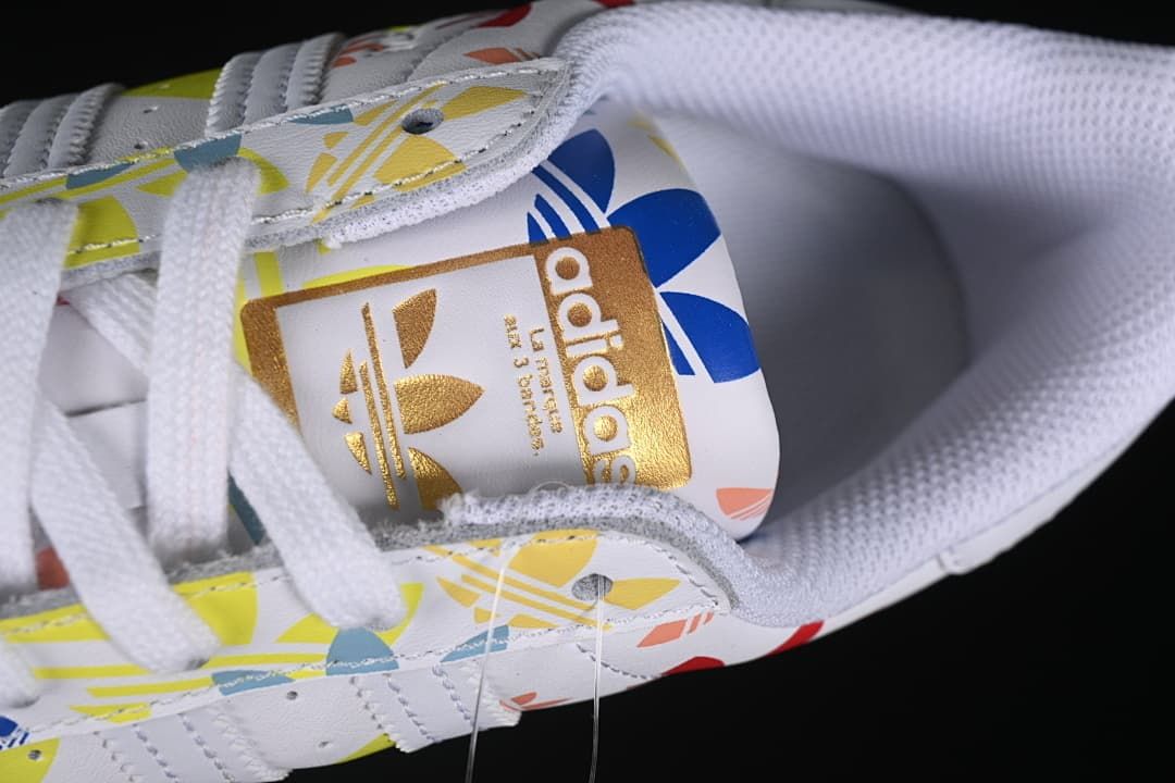 Close-up of the tongue label, laces, and printed upper