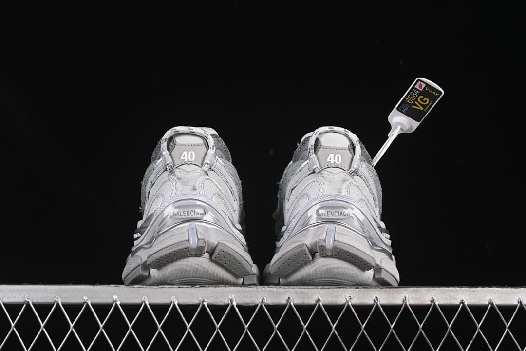 Rear view of the pair with EU 40 markings visible on both shoes.