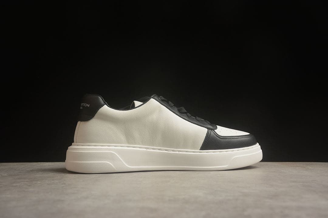 Side profile highlighting the contrast panels and thick white sole