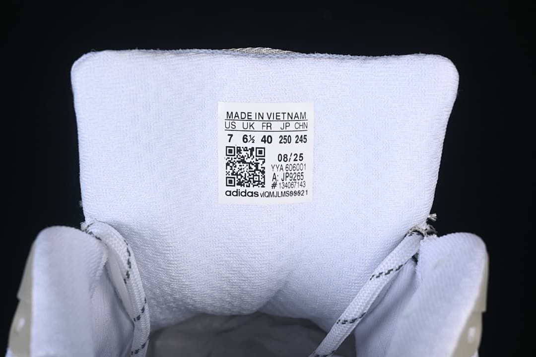Tongue size label showing US 7, UK 6½, FR 40, JP 250 and CHN 245