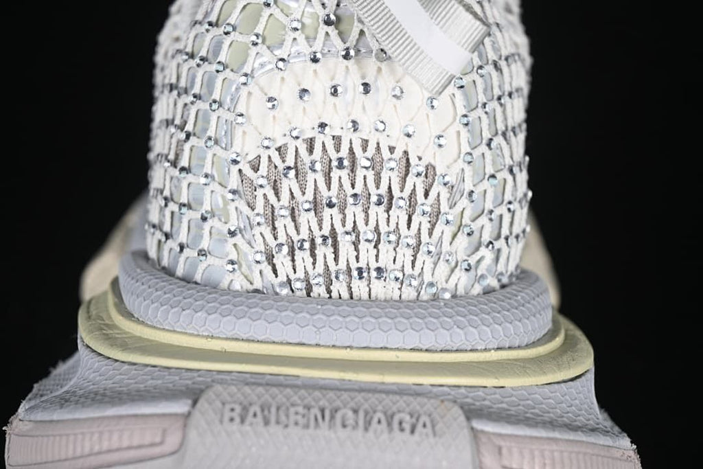 Close-up of the heel, openwork upper and layered sole