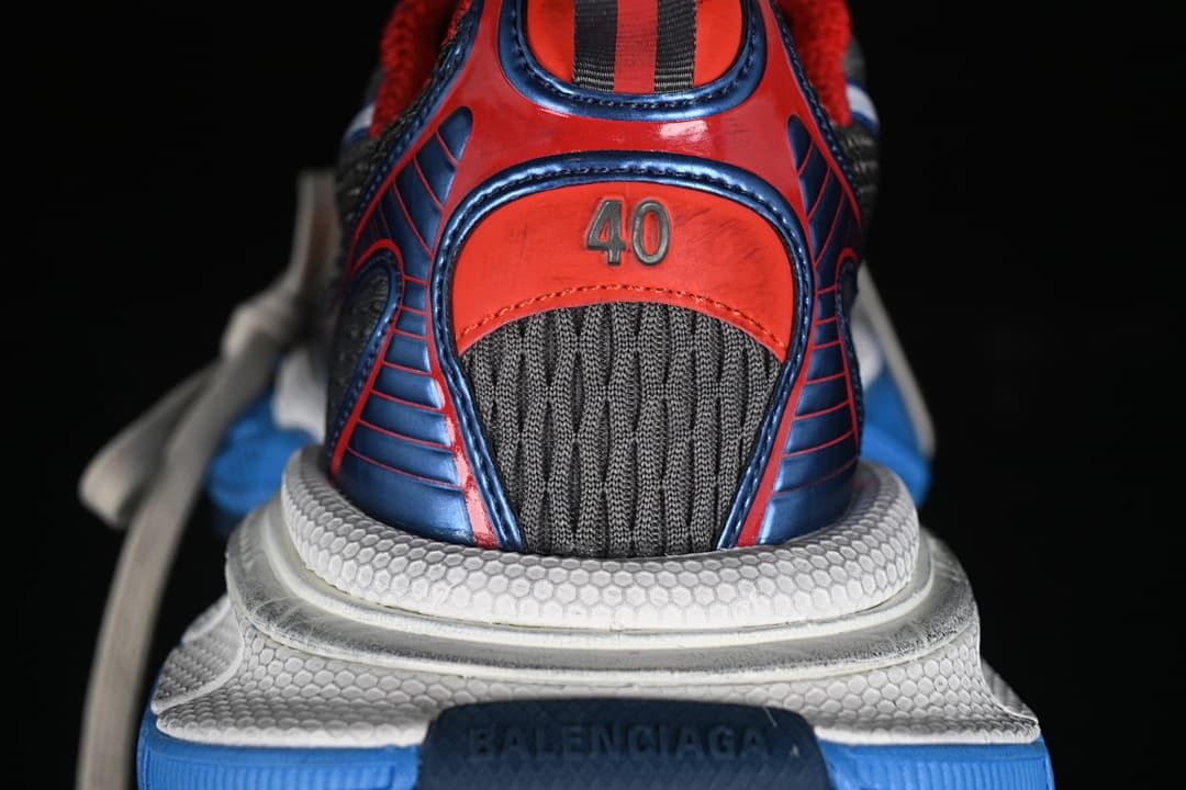 Rear view of the sneaker with a visible size 40 marking
