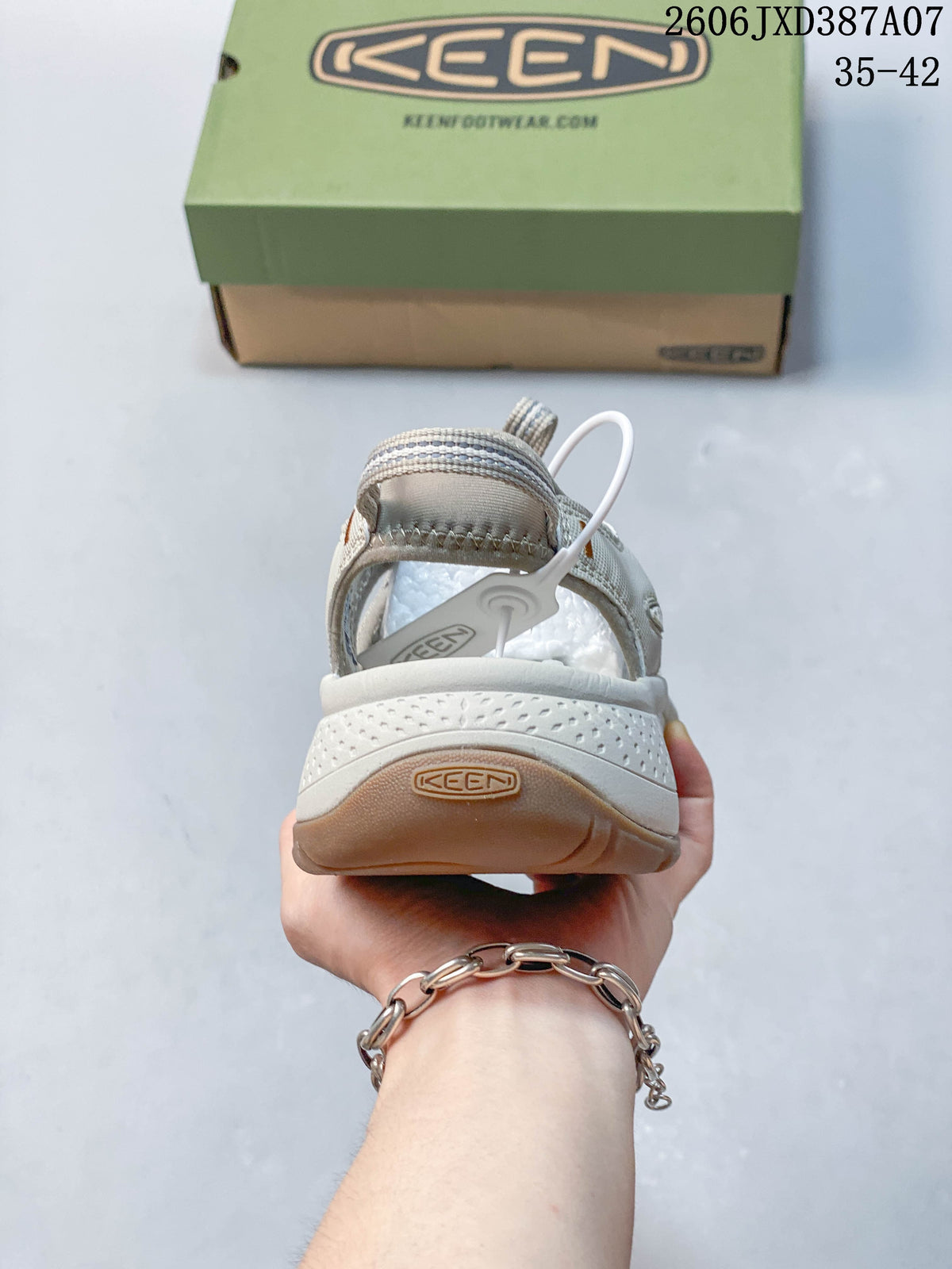 Rear view of the sandal showing the heel strap and outsole; image overlay shows 35–42.