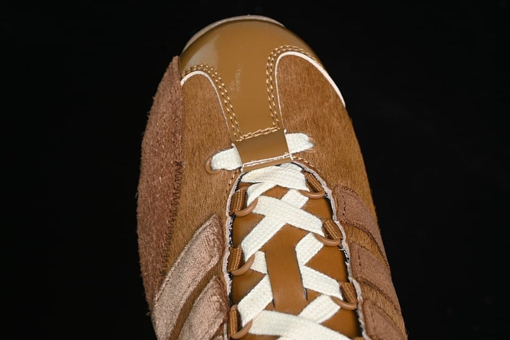 Top view of the sneaker toe and lace arrangement