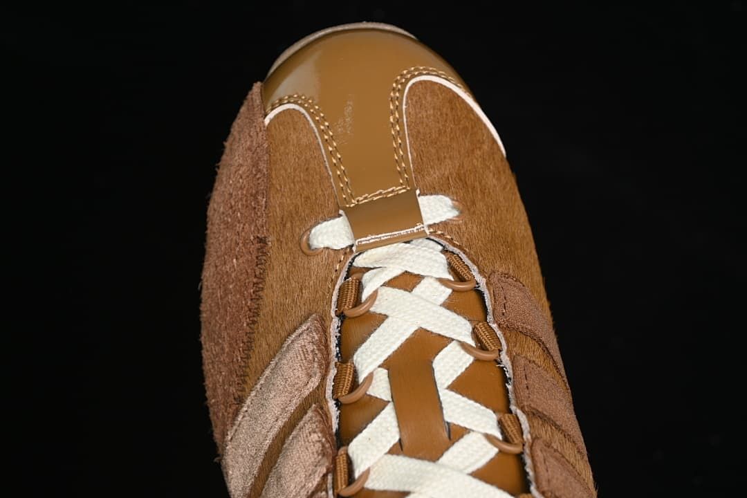 Top view of the sneaker toe and lace arrangement