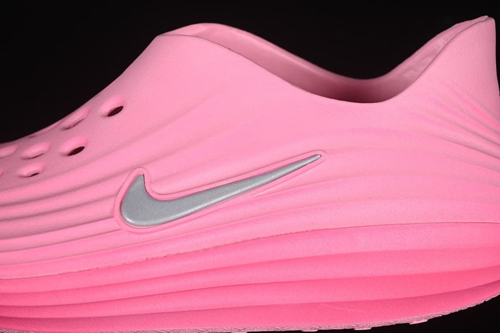 Close-up of the side profile, perforations, and silver-tone Swoosh accent.