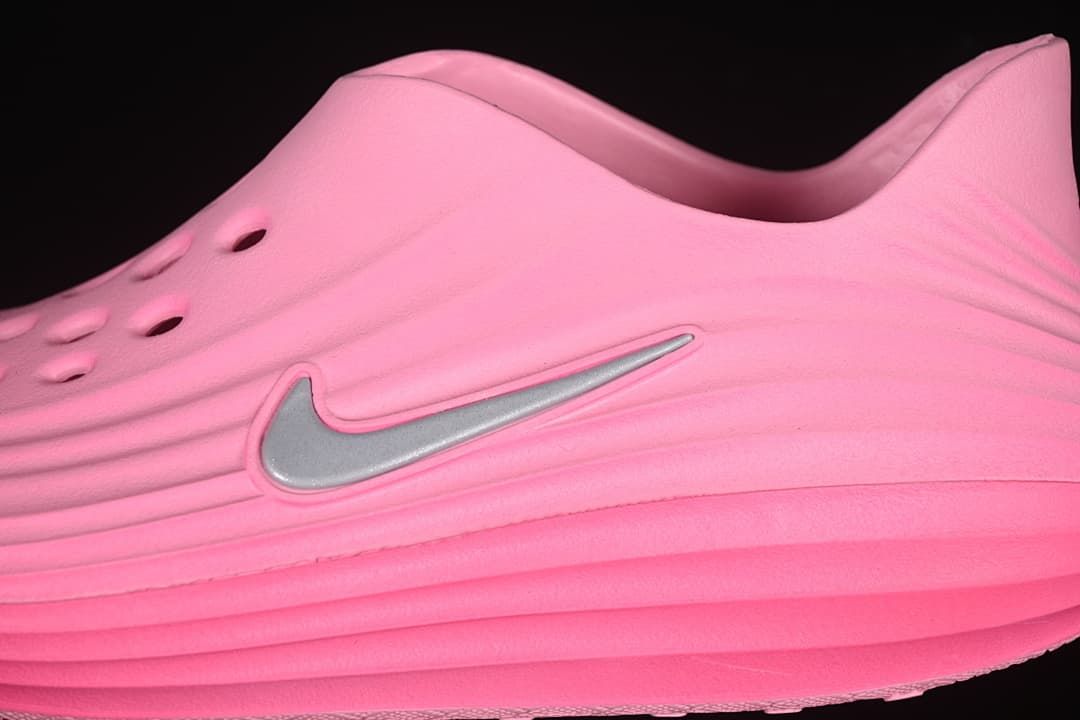 Close-up of the side profile, perforations, and silver-tone Swoosh accent.
