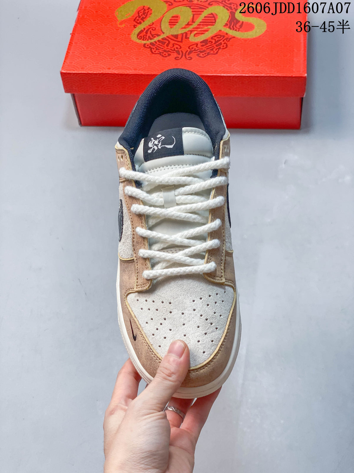 Top view of a perforated cream toe, white laces, and navy tongue detail on a Nike low-top sneaker; image overlay states sizes 36–45.5.