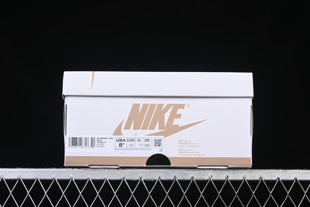 Sneaker box label displaying US 8.5, EU 42, UK 7.5, and CM 26.5.