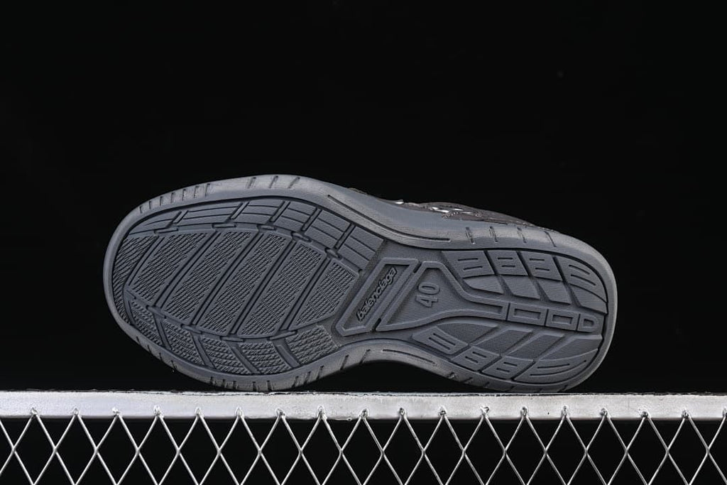 Underside of the sneaker showing patterned outsole and size 40