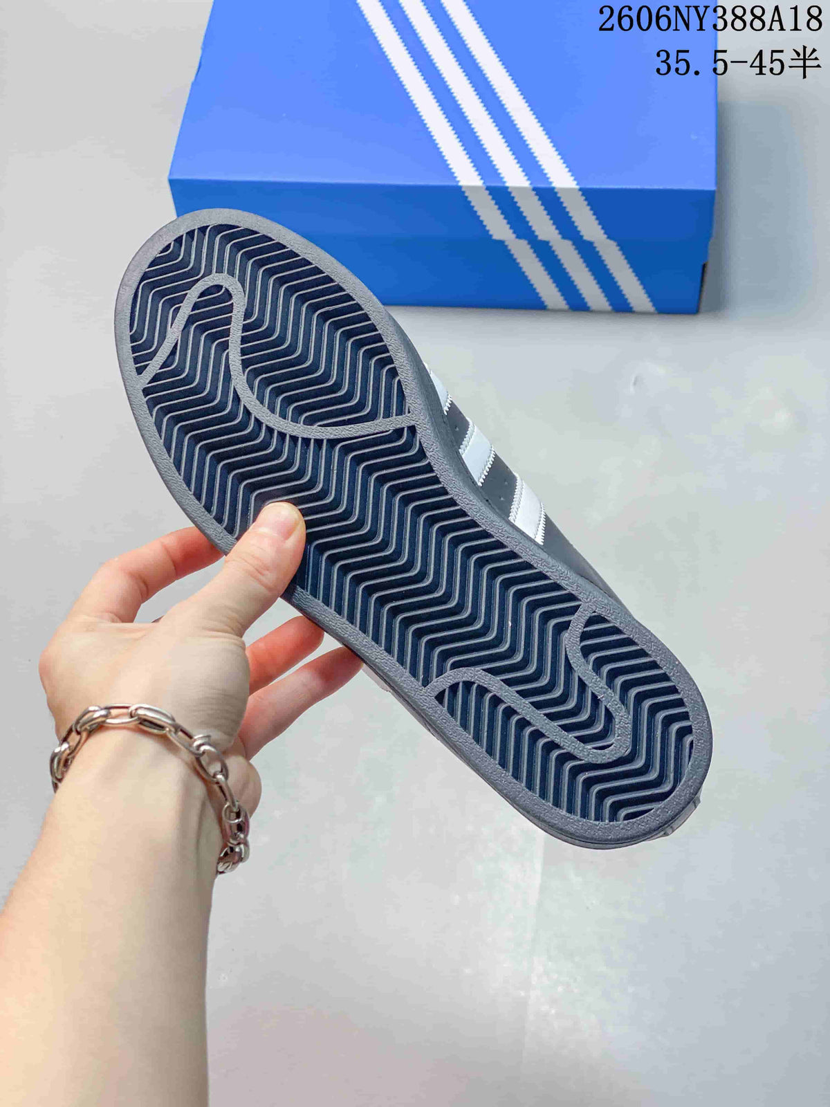 Underside of a dark gray sneaker showing a patterned outsole; image overlay reads “35.5–45.5.”
