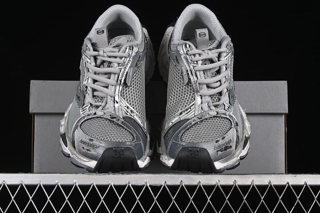 Pair of sneakers viewed from the front, with size 39 visible on the toe areas
