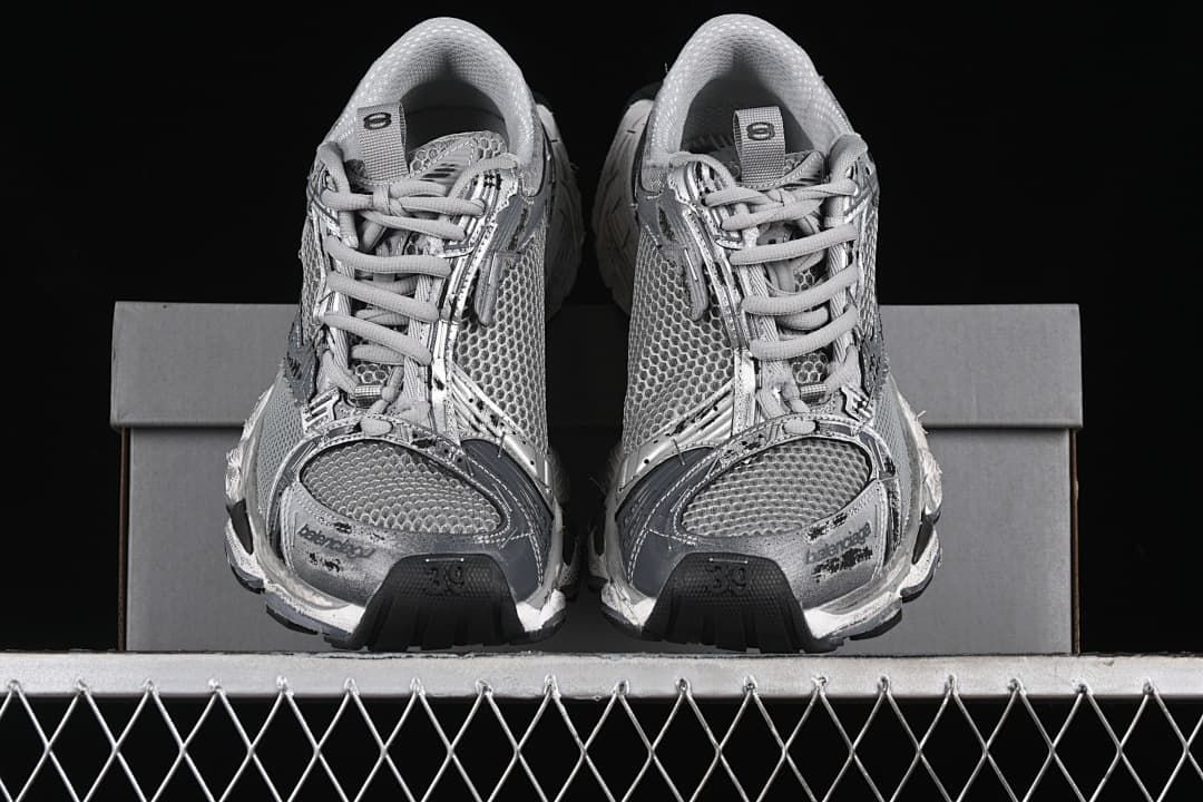 Pair of sneakers viewed from the front, with size 39 visible on the toe areas